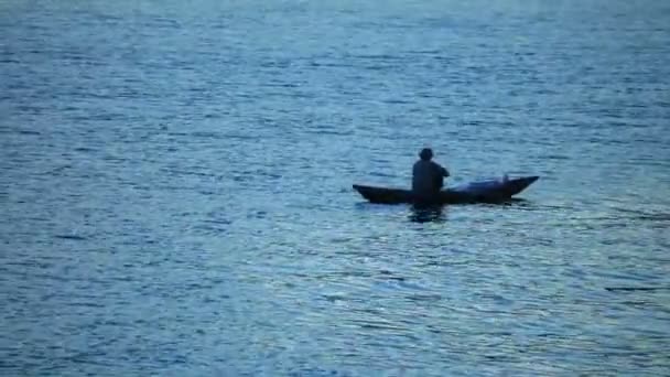 Pescador Pequeño Barco Pesca Madera Con Luz Que Refleja Agua — Vídeos de Stock