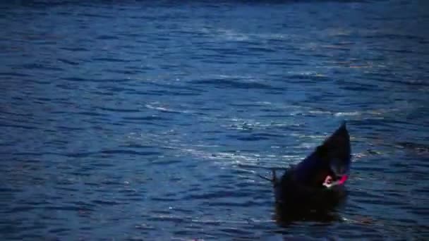 Ψαράς Ένα Μικρό Ξύλινο Αλιευτικό Σκάφος Φως Που Αντανακλάται Στο — Αρχείο Βίντεο