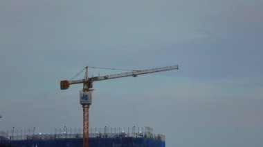 Nha Trang, Vietnam, Asya, 7 Temmuz 2018. Yüksek doğmak inşaat zaman atlamalı kule vinç inşaat işçileri, gecenin karanlığında çalışma ile Vietnamlı bir sitede. 