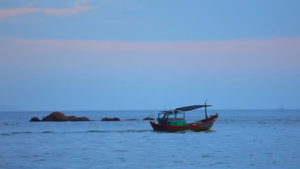 Pescatore Una Piccola Barca Pesca Legno Che Naviga Attraverso Mare — Video Stock