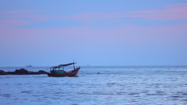 Pescatore Una Piccola Barca Pesca Legno Che Naviga Attraverso Mare — Video Stock