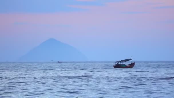 渔夫在一艘小船的小船上航行横跨南海 在热带日落天空之下高定义存货片断夹子 — 图库视频影像