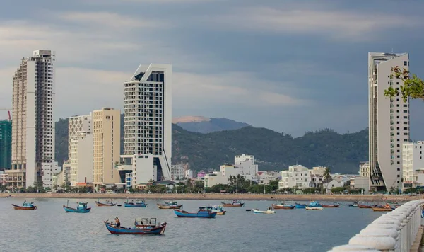 Nha Trang, Vietnam, Asya 3 Temmuz 2018. Vietnamca holiday resort manzarası sahne gökdelen otel ve apartman blokları ile. Güney Çin Denizi üzerinde arka planda ile engebeli dağ manzarası.