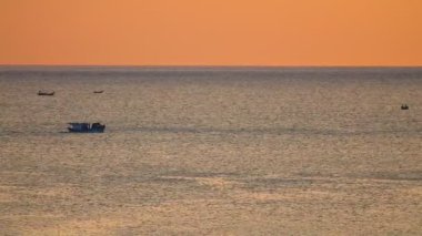 Balıkçı tekneleri, okyanus dalgaları, turuncu kırmızı cennet gökyüzü, Merkez Vietnam ile Güney Çin Denizi tropik gündoğumu turuncu gökyüzü sahne. Panoramik manzara kaydırma.