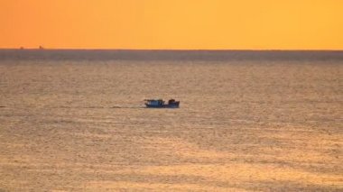 Balıkçı tekneleri, okyanus dalgaları, turuncu kırmızı cennet gökyüzü, Merkez Vietnam ile Güney Çin Denizi tropik gündoğumu turuncu gökyüzü sahne. Panoramik manzara kaydırma.