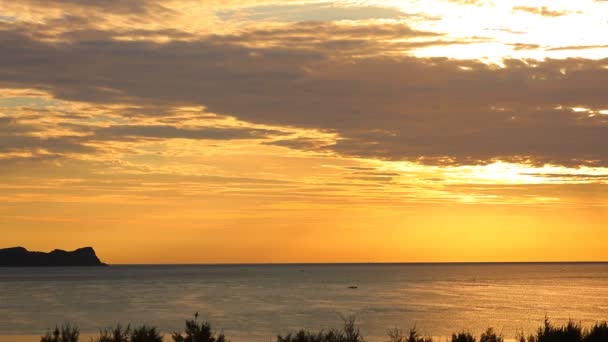 Sydkinesiska Havet Tropiska Sunrise Orange Himlen Scen Med Fiskebåtar Havsvågor — Stockvideo