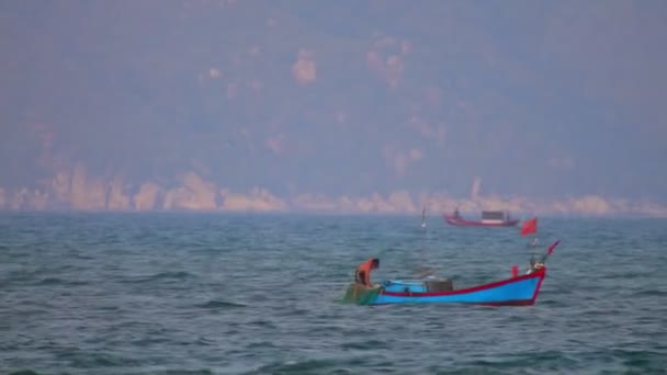 南中国海 2018年8月26日 越南渔船横跨南海航行 深海捕鱼在木船铸造网 — 图库视频影像