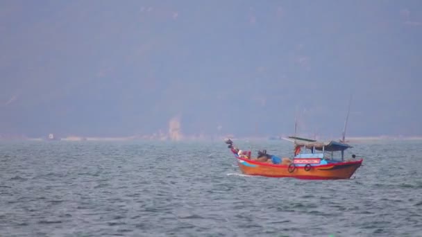 南中国海 2018年8月26日 越南渔船横跨南海航行 深海捕鱼在一艘木船上 — 图库视频影像