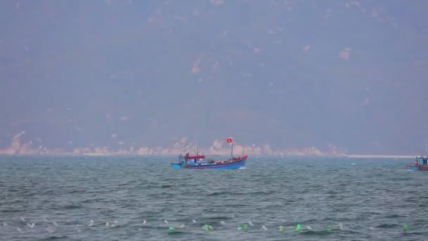 Südchina Meer Und Kleine Hölzerne Fischerboote Zentralvietnam Mit Einer Bergigen — Stockvideo