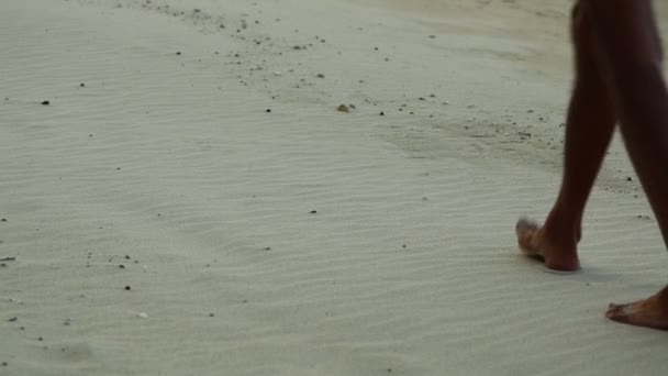 Pés Pernas Homem Fecham Andando Descalços Uma Praia Areia Branca — Vídeo de Stock