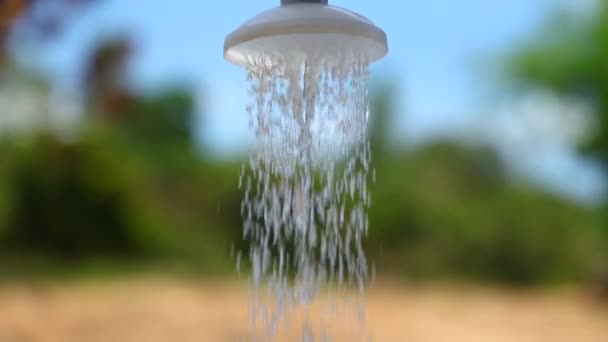 Prysznic Zewnątrz Głowy Bieżącą Wodą Tropikalnej Zieleni Roślinności Tła Bokeh — Wideo stockowe