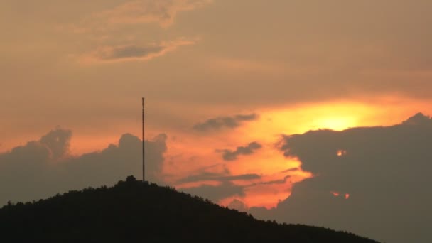 移动数据通信塔桅杆在山顶剪影与日落橙色的红色天空 树梢热带多云的天空时间推移 — 图库视频影像