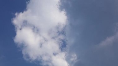 Hareket fırtınalı bulutlar ile Tropikal mavi yaz gökyüzü çevre yüksek çözünürlüklü zaman atlamalı film. Cloudscape zaman atlamalı görüntüleri.