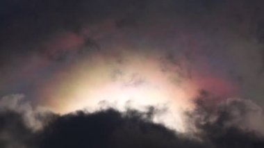 Dramatik yanardönerlik çok renkli zaman atlamalı fırtınalı tropik gökyüzü gökkuşağı pastel renkleri oluşturan. Küçük su damlacıklarının neden olduğu doğal görkemli fenomen.