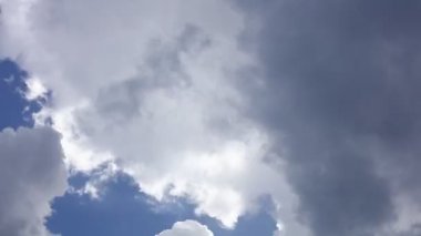 Dramatik koyu gri bulut oluşumları bira ile Tropikal fırtınalı gökyüzü zaman lapse cloudscape.