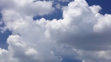 Parlak beyaz bulut oluşumları ve derin mavi gökyüzü ile tropikal bulutların zaman atlama dağıtAn. Hd statik kamera çekimi.