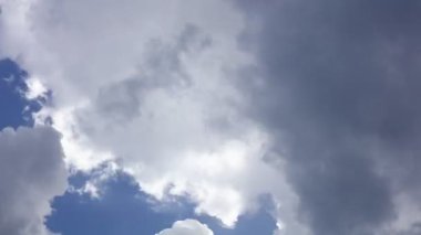 Dramatik koyu gri bulut oluşumları bira ile Tropikal fırtınalı gökyüzü zaman lapse cloudscape.