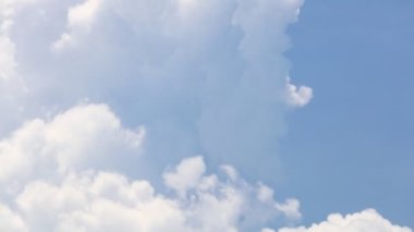 Parlak beyaz bulut oluşumları ve derin mavi gökyüzü ile Cumulonimbus Clear zaman atlamalı. Statik kamera çekimi.