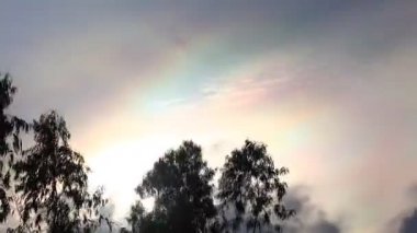 Dramatik yanardönerlik çok renkli zaman atlamalı gökkuşağı pastel renkler şekillendirme ile fırtına tropikal gökyüzü. Doğal görkemli fenomen zaman atlamalı görüntüleri.