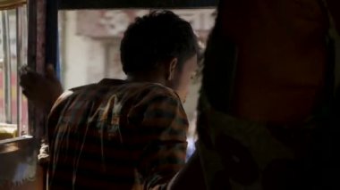 Katmandu, Nepal - Mart, 2018: otobüs yolcuları aramaya otobüsten kapalı Müfettiş atlar Mart, 2018.