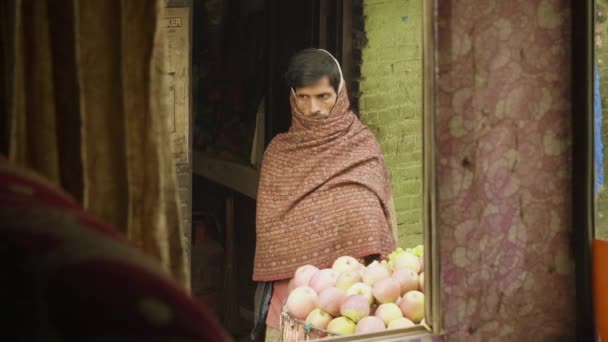 KATHMANDU, NEPAL - MARÇO, 2018: Homem hindu vende maçãs na rua, março, 2018 . — Vídeo de Stock