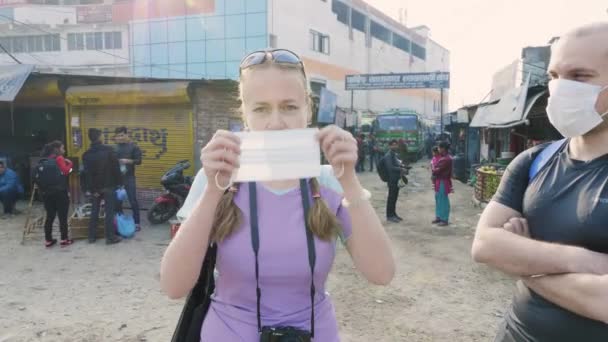 Κατμαντού, Νεπάλ - Μαρτίου 2018: Γυναίκα δείχνει πώς να χρησιμοποιήσετε αναπνευστική μάσκα στη μολυσμένη πόλη, Μαρτίου 2018. — Αρχείο Βίντεο