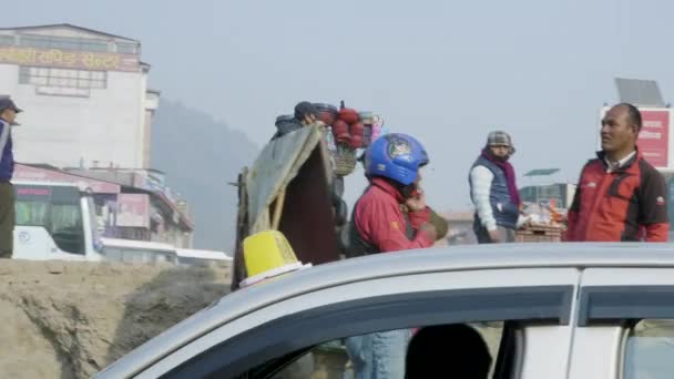 Katmandu, Nepal - Mart, 2018: Adam şehirde kafasına ağır yük taşıyan, Mart, 2018. — Stok video