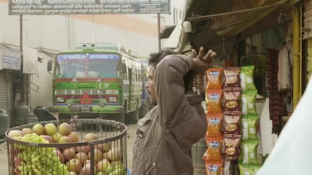 KATHMANDU, NEPAL - MARÇO, 2018: Homem hindu vende maçãs na rua, março, 2018 . — Vídeo de Stock