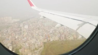 Uçak üzerinde Katmandu Nepal penceresinin görünümü.