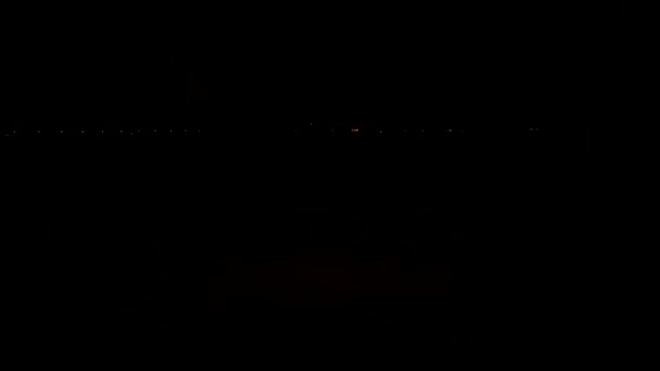 Avião decola à noite no aeroporto de Sharjah . — Vídeo de Stock
