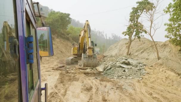 Экскаватор ремонтирует дорогу в Непале . — стоковое видео
