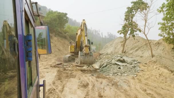 Bagger repariert Straße in Nepal. — Stockvideo