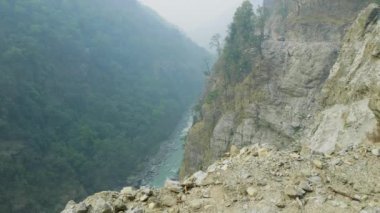 Nepal'de Backpackers Manaslu Dağı devre alp yolda trek.