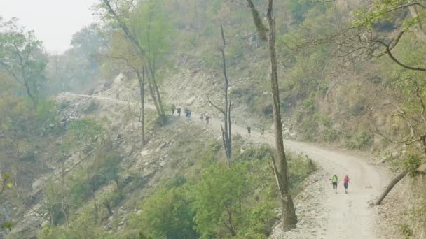 Backpackers na alpskou cestu na okruhu hory Manaslu trek v Nepálu. — Stock video