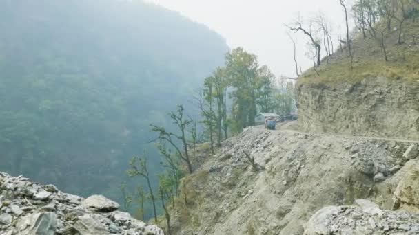 Mochileiros no caminho alpino na caminhada do circuito da montanha Manaslu no Nepal . — Vídeo de Stock