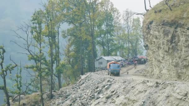 Backpackers op de alpine pad op het circuit van de berg Manaslu trek in Nepal. — Stockvideo