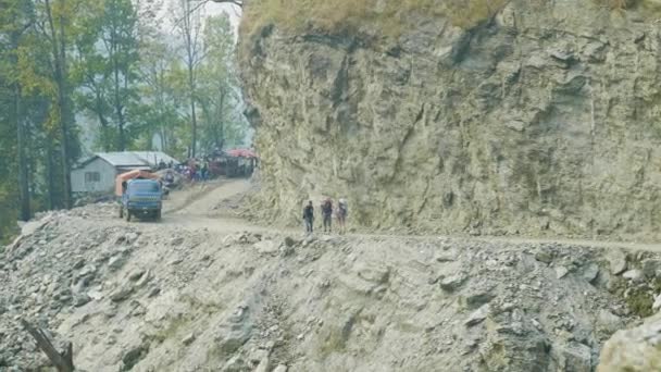 Backpackers op de alpine pad op het circuit van de berg Manaslu trek in Nepal. — Stockvideo