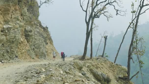 Batůžkáři s průvodcem projít na Manaslu mountain circuit trek v Nepálu. — Stock video