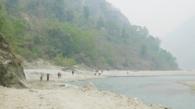 Nepal'de Backpackers Manaslu Dağı devre alp yolda trek