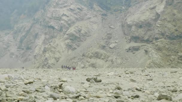 Rucksacktouristen auf dem alpinen Pfad auf der Manaslu-Bergtour in Nepal. — Stockvideo