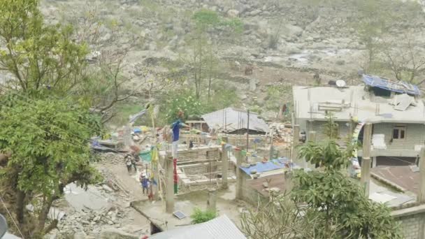 Backpackers a piedi fino al villaggio sul circuito di Manaslu trekking . — Video Stock