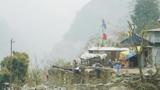 Aldeia nepalesa na caminhada do circuito de Manaslu . — Vídeo de Stock