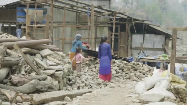 Construction d'une maison dans le village népalais sur le circuit du Manaslu trek . — Video