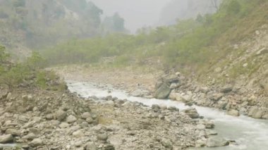 İki arkadaş Nepal, Manaslu devre trek sıcak suda al.