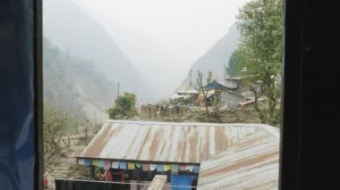 Manaslu devre Trek Nepal köyde uçan.