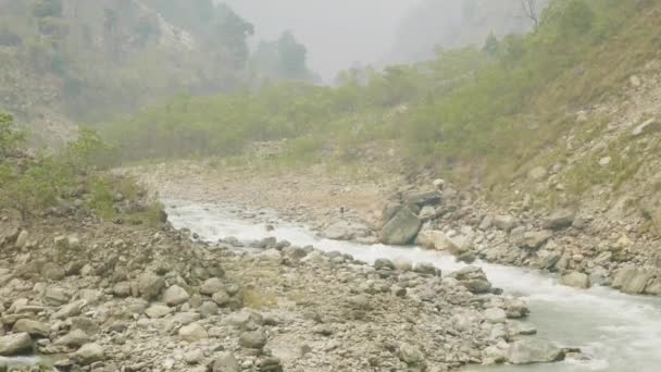 Dua teman mengambil air panas di Nepal, perjalanan sirkuit Manaslu . — Stok Video