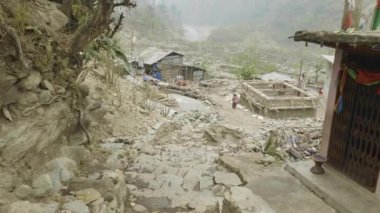 Manaslu devre Trek Nepal köyde uçan.