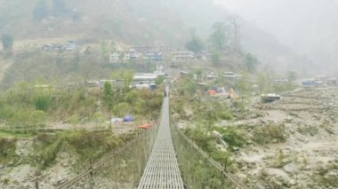 Süspansiyon ile köye yol Köprü Nehri Nepal.