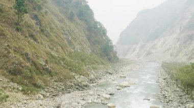 Nehir Nepal dağlar arasında. Manaslu devre trek.