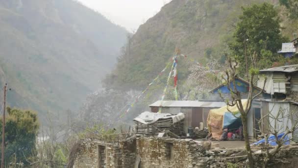 Nepalese dorpje op de Manaslu circuit trek. — Stockvideo